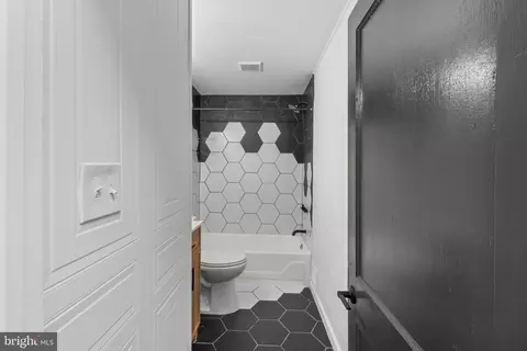 Entry Way - 3822 6th St, Baltimore, MD 21225 photo 2 of 2