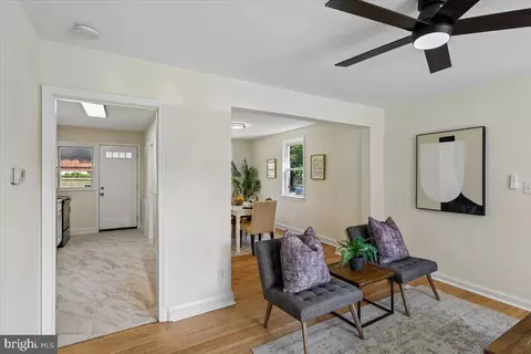 Entry Way - 4266 Rokeby Rd, Baltimore, MD 21229 photo 2 of 6