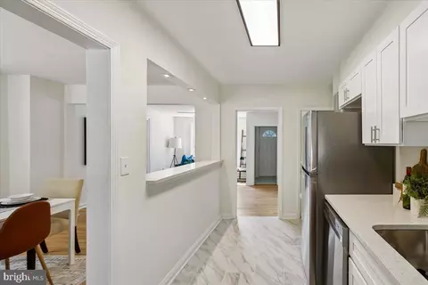Entry Way - 4266 Rokeby Rd, Baltimore, MD 21229 photo 4 of 6