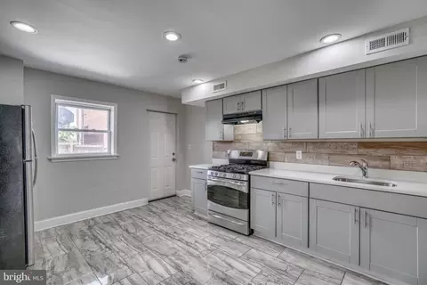 Entry Way - 2624 E Preston St, Baltimore, MD 21213 photo 4 of 6