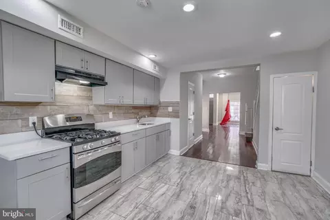 Entry Way - 2624 E Preston St, Baltimore, MD 21213 photo 5 of 6