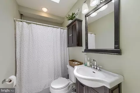 Bath - 841 S Conkling St, Baltimore, MD 21224 photo 2 of 2