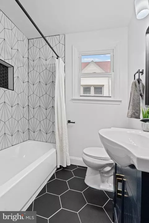 Bath - 5927 Eurith Ave, Baltimore, MD 21206 photo 3 of 6