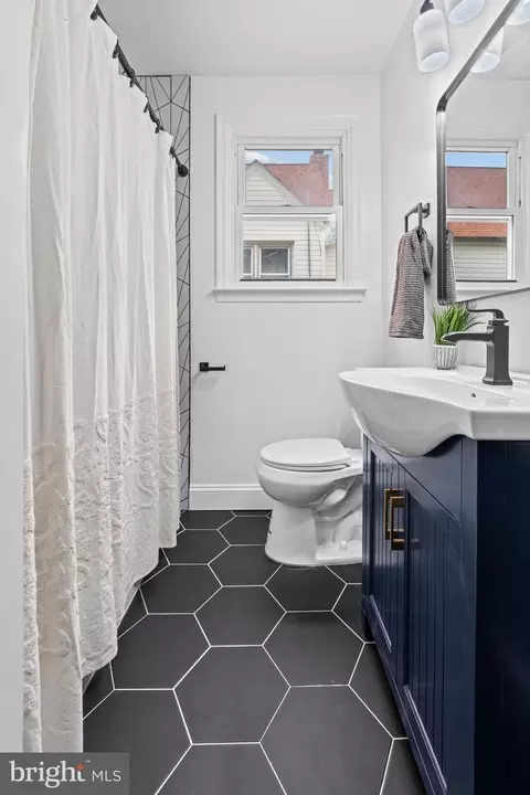 Bath - 5927 Eurith Ave, Baltimore, MD 21206 photo 2 of 6