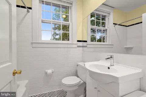Bath - 210 Northfield Pl, Baltimore, MD 21210 photo 4 of 7