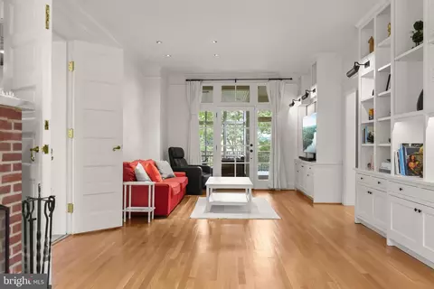 Living - 210 Northfield Pl, Baltimore, MD 21210 photo 3 of 4
