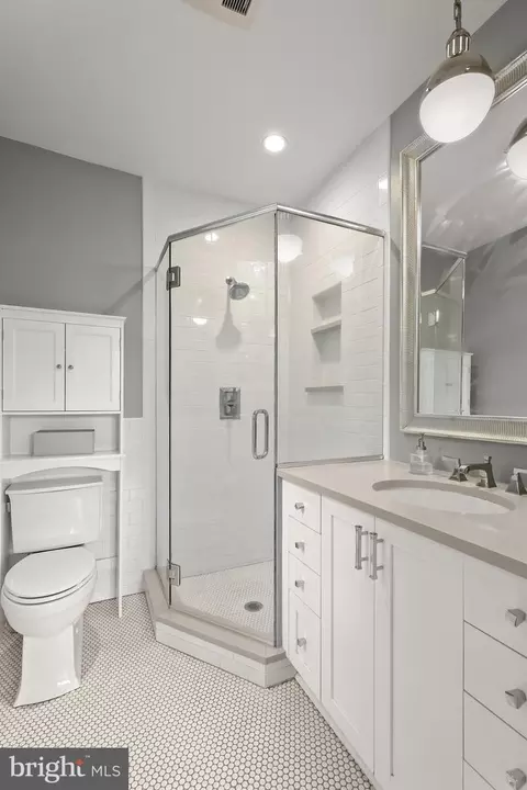 Bath - 210 Northfield Pl, Baltimore, MD 21210 photo 2 of 7