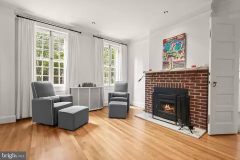 Living - 210 Northfield Pl, Baltimore, MD 21210 photo 2 of 4
