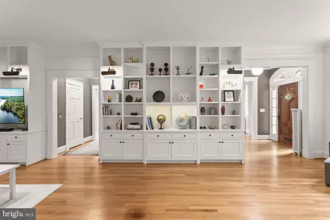 Entry Way - 210 Northfield Pl, Baltimore, MD 21210 photo 5 of 12