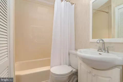 Bath - 3847 Lyndale Ave, Baltimore, MD 21213 photo 1 of 3