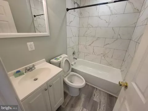Bath - 905 Bennett Pl, Baltimore, MD 21223 photo 2 of 2