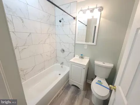 Bath - 905 Bennett Pl, Baltimore, MD 21223 photo 1 of 2