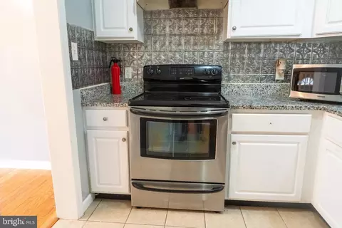 Entry Way - 3731 Greenmount Ave, Baltimore, MD 21218 photo 4 of 7