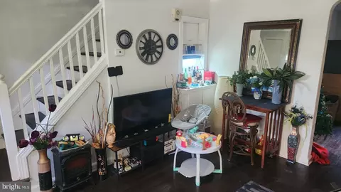 Entry Way - 4432 Manorview Rd, Baltimore, MD 21229 photo 6 of 7