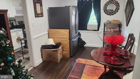 Entry Way - 4432 Manorview Rd, Baltimore, MD 21229 photo 4 of 7