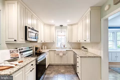 Kitchen - 336 Broadmoor Rd, Baltimore, MD 21212 photo 2 of 6