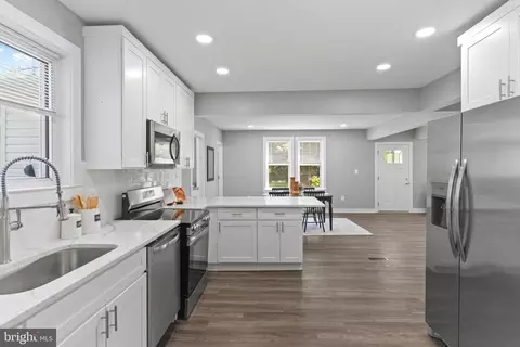 Entry Way - 5728 Clover Rd, Baltimore, MD 21215 photo 6 of 10