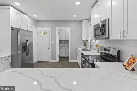 Entry Way - 5728 Clover Rd, Baltimore, MD 21215 photo 5 of 10