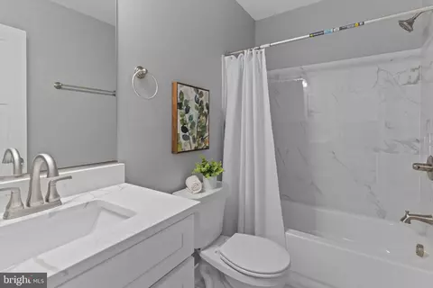 Bath - 5728 Clover Rd, Baltimore, MD 21215 photo 3 of 3