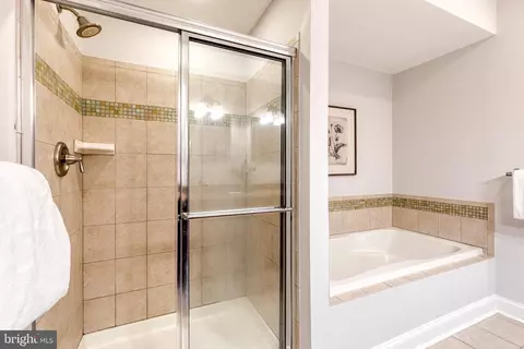 Bath - 540 Canton Ct, Baltimore, MD 21224 photo 2 of 5
