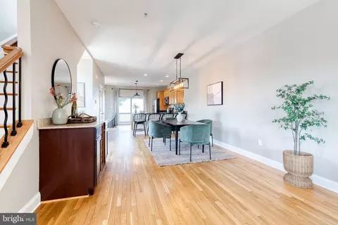 Entry Way - 540 Canton Ct, Baltimore, MD 21224 photo 3 of 8