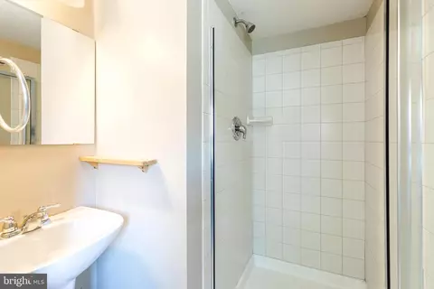 Bath - 540 Canton Ct, Baltimore, MD 21224 photo 5 of 5