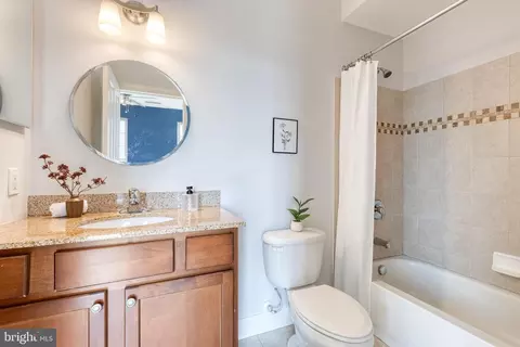 Bath - 540 Canton Ct, Baltimore, MD 21224 photo 3 of 5
