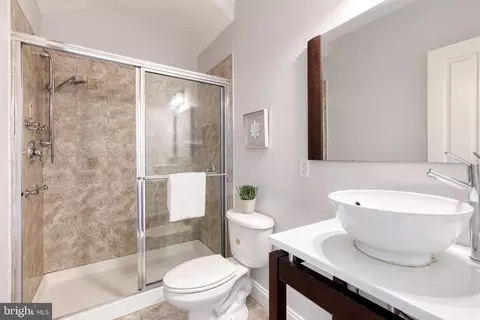 Bath - 540 Canton Ct, Baltimore, MD 21224 photo 4 of 5