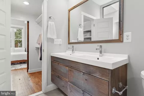 Bath - 1707 Jackson St, Baltimore, MD 21230 photo 2 of 6