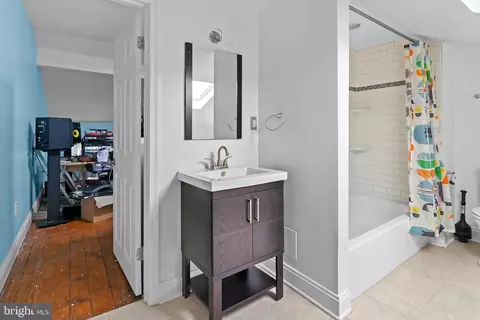 Bath - 756 Mchenry St, Baltimore, MD 21230 photo 2 of 2