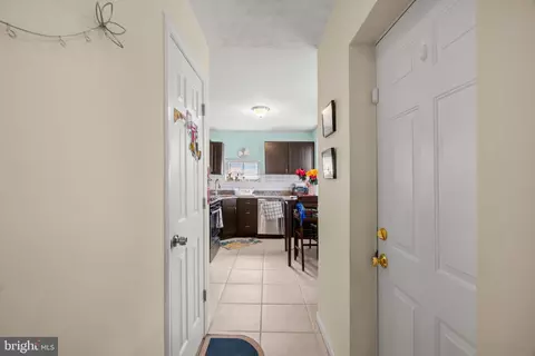 Entry Way - 701 S Clinton St, Baltimore, MD 21224 photo 3 of 9