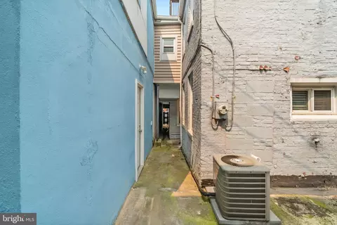 Entry Way - 701 S Clinton St, Baltimore, MD 21224 photo 9 of 9