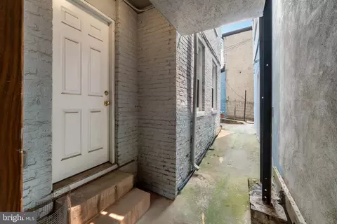 Entry Way - 701 S Clinton St, Baltimore, MD 21224 photo 8 of 9