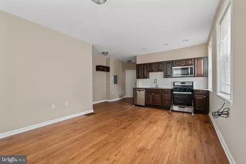Living - 601 Whitelock St, Baltimore, MD 21217 photo 2 of 4
