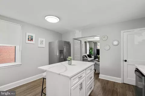 Entry Way - 301 Denison St, Baltimore, MD 21229 photo 2 of 4