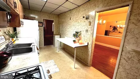 Entry Way - 4643 Coleherne Rd, Baltimore, MD 21229 photo 3 of 10