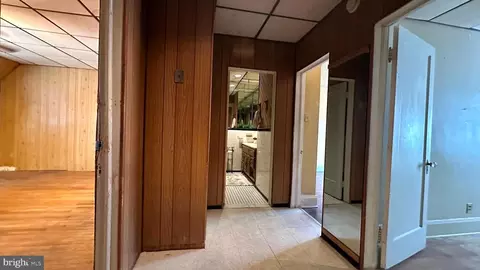 Entry Way - 4643 Coleherne Rd, Baltimore, MD 21229 photo 8 of 10