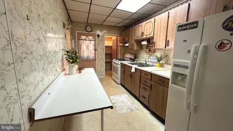 Entry Way - 4643 Coleherne Rd, Baltimore, MD 21229 photo 2 of 10