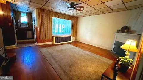 Living - 4643 Coleherne Rd, Baltimore, MD 21229 photo 2 of 4