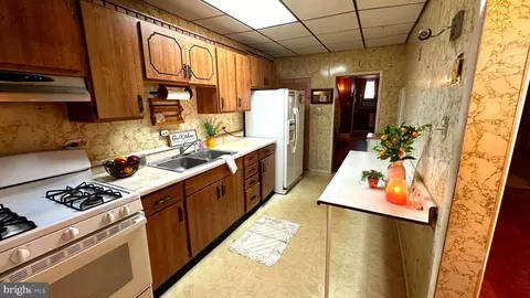 Entry Way - 4643 Coleherne Rd, Baltimore, MD 21229 photo 4 of 10