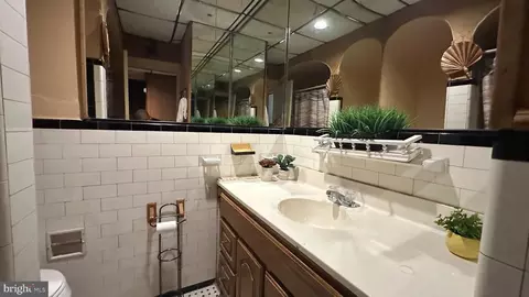 Bath - 4643 Coleherne Rd, Baltimore, MD 21229 photo 2 of 3