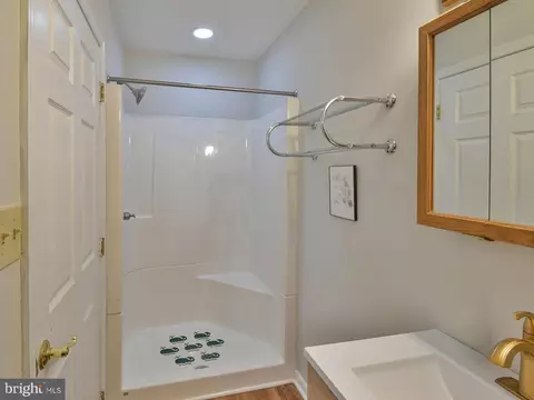Bath - 1406 E Fort Ave, Baltimore, MD 21230 photo 2 of 4