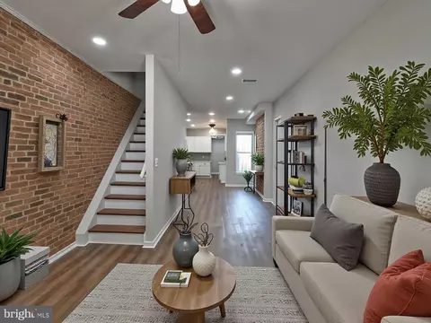 Entry Way - 1406 E Fort Ave, Baltimore, MD 21230 photo 2 of 10