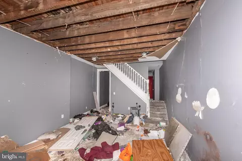 Entry Way - 1909 E Oliver St, Baltimore, MD 21213 photo 1 of 2