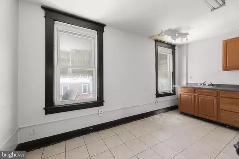 Entry Way - 808 Ponca St, Baltimore, MD 21224 photo 3 of 8