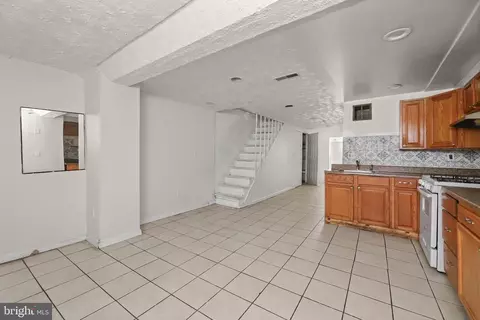 Entry Way - 808 Ponca St, Baltimore, MD 21224 photo 6 of 8