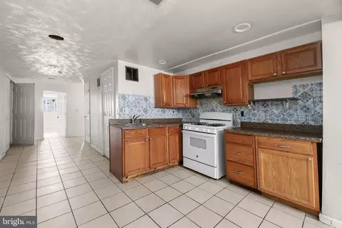 Entry Way - 808 Ponca St, Baltimore, MD 21224 photo 7 of 8