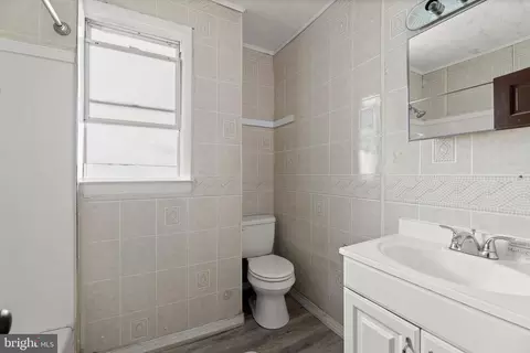 Entry Way - 808 Ponca St, Baltimore, MD 21224 photo 4 of 8