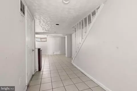 Entry Way - 808 Ponca St, Baltimore, MD 21224 photo 5 of 8