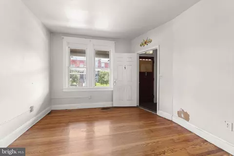 Living - 808 Ponca St, Baltimore, MD 21224 photo 2 of 5